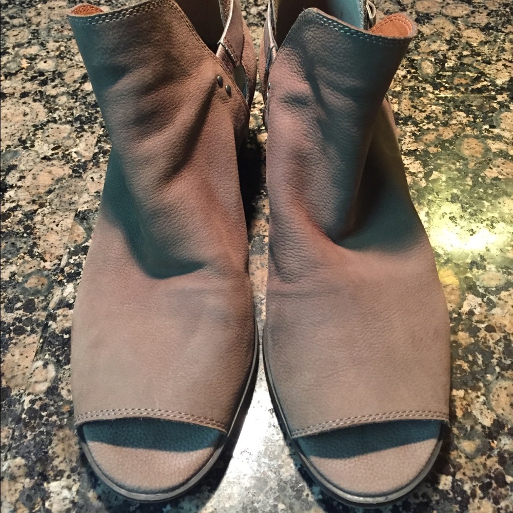 Women’s Taupe ankle booties